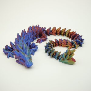 drahokamový drak gemstone dragon 58cm modro červeno zlatý bočný pohľad