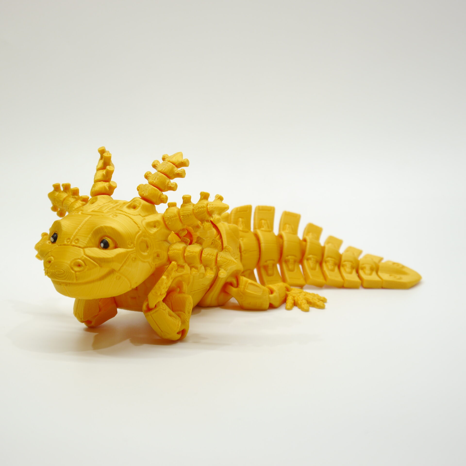 3d tlačená postavička axolotl robot – detailné spracovanie, oranžová farba