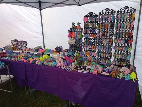 stánok gbd creative studio s 3d tlačenými výrobkami, postavičkami, dekoráciami a príveskami na podujatí.